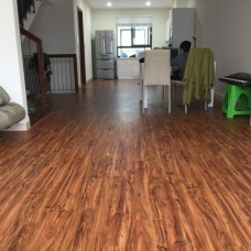 Thi Công Sàn Nhựa Giả Gỗ Hèm Khóa Tại Thủ Đức